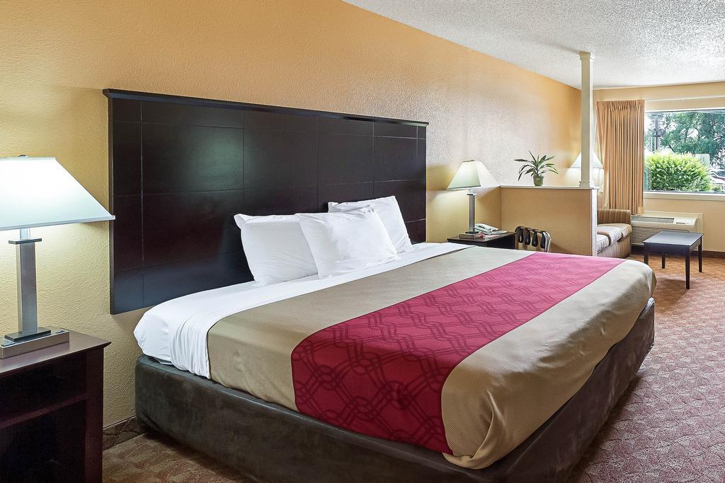 Econo Lodge Inn & Suites Downtown Northeast Near Ft Sam Houston, At&T San Antonio Exterior foto